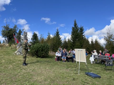 Tom Gjestvang holde minnetale og legger ned blomster på minnesteinen